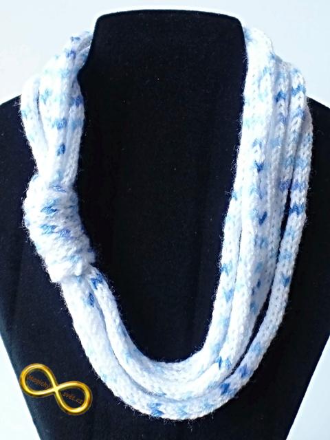 Náhrdelník modrý tečkovaný pletený