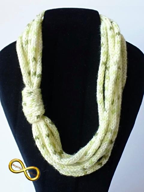 Náhrdelník zelený tečkovaný pletený