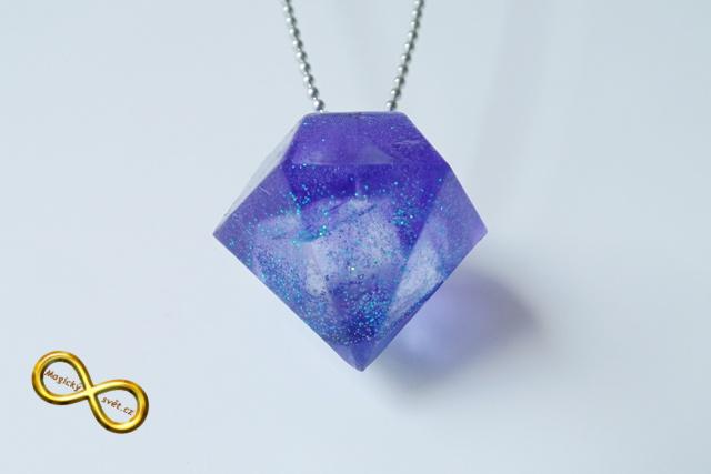 Náhrdelník "Resin" tvar diamant modrý