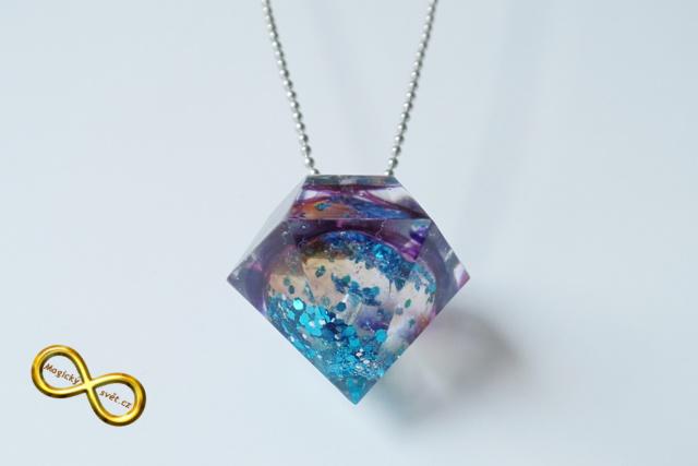 Náhrdelník "Resin" tvar diamant modrá hlubina