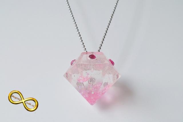 Náhrdelník "Resin" tvar diamant růžový s šatony