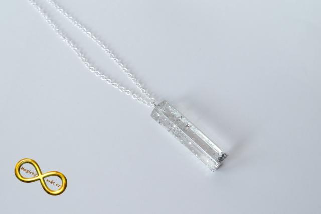 Náhrdelník "Resin" tvar hranol stříbrný