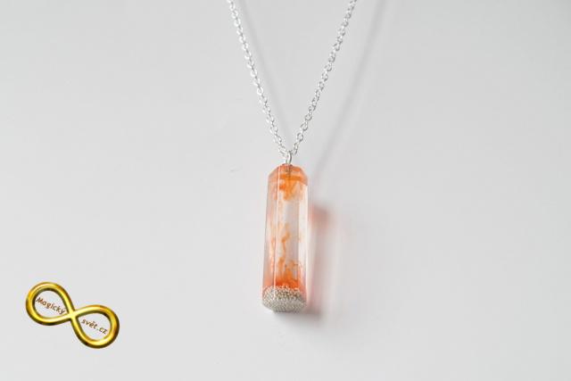 Náhrdelník "Resin" tvar šestiúhelník oranžovo-stříbrný