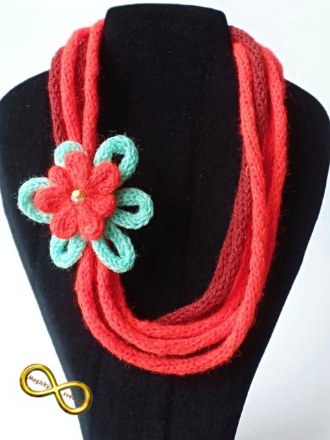 Náhrdelník červený pletený s broží