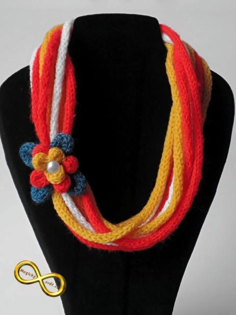 Náhrdelník červený pletený s broží