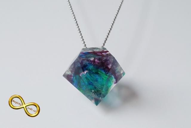 Náhrdelník "Resin" tvar diamant barevný tmavý