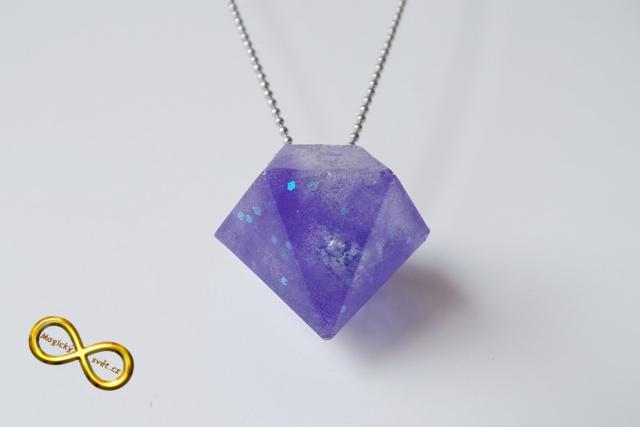 Náhrdelník "Resin" tvar diamant modrý