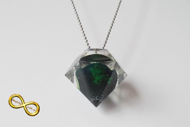 Náhrdelník "Resin" tvar diamant zelený