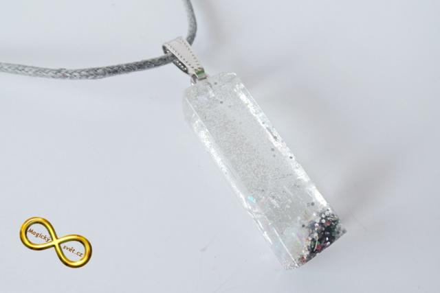 Náhrdelník "Resin" tvar hranol stříbrný
