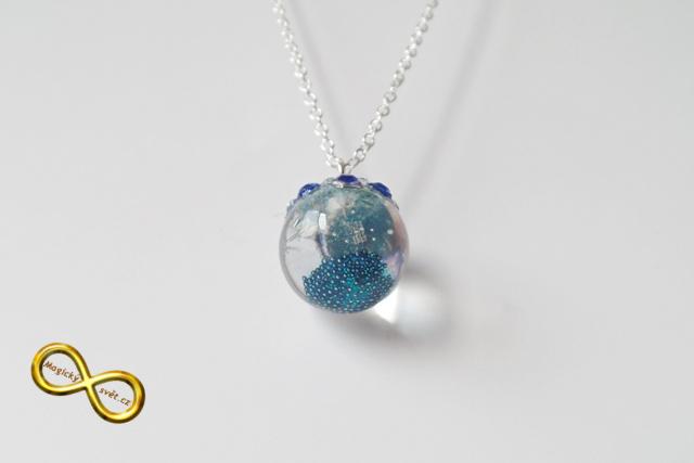 Náhrdelník "Resin" kulička modrá s šatony