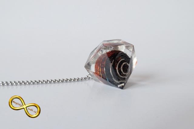 Náhrdelník "Resin" tvar diamant hnědý se spirálou