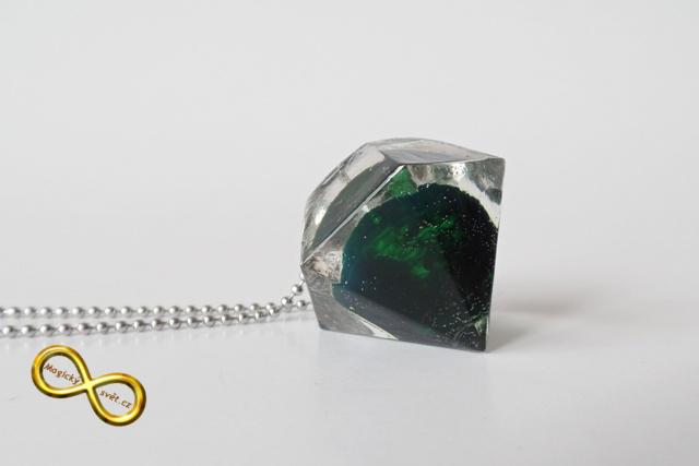 Náhrdelník "Resin" tvar diamant zelený